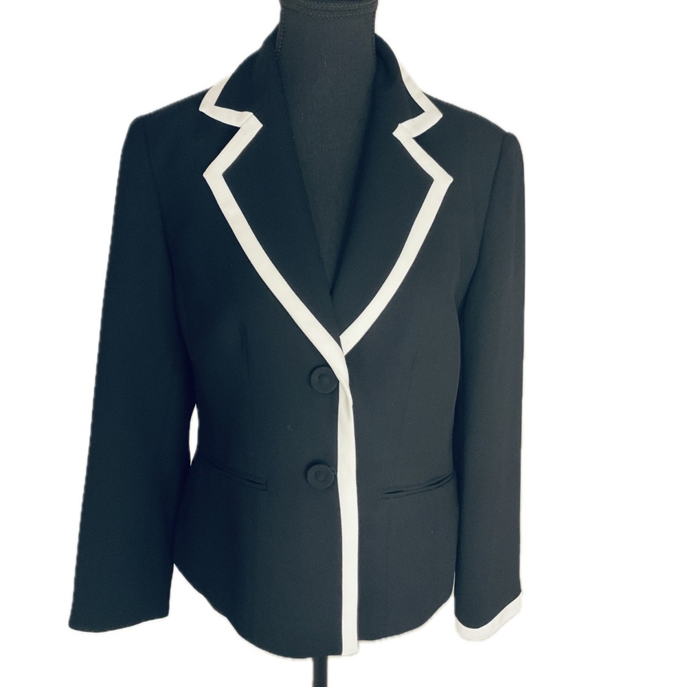 NWT Chapter One Petite Deep Black  with White Piping  ,2  button blazer.